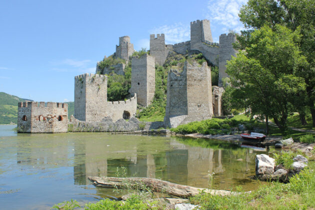 Den gamla borgen Golubac vid Donaus strand i Serbien.